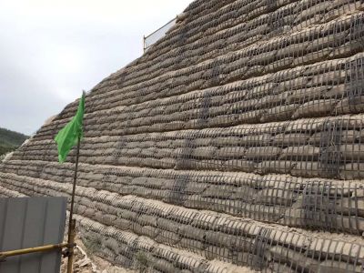 钢塑土工格栅被广泛应用到企业各种不同建筑工地